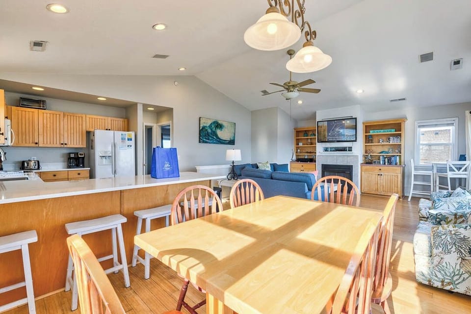 Top-Level Dining Room with Table (seats 6)