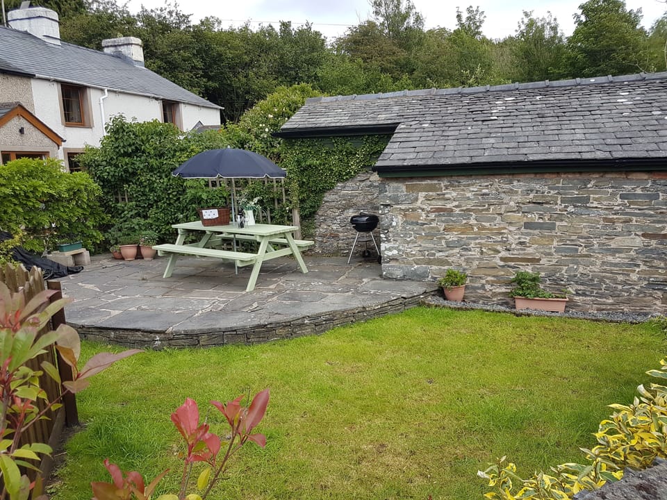 Enclosed Garden with picnic table and BBQ