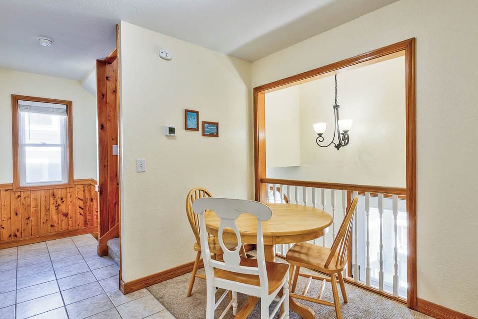 Mid-Level Kitchenette with Table (seats 4)