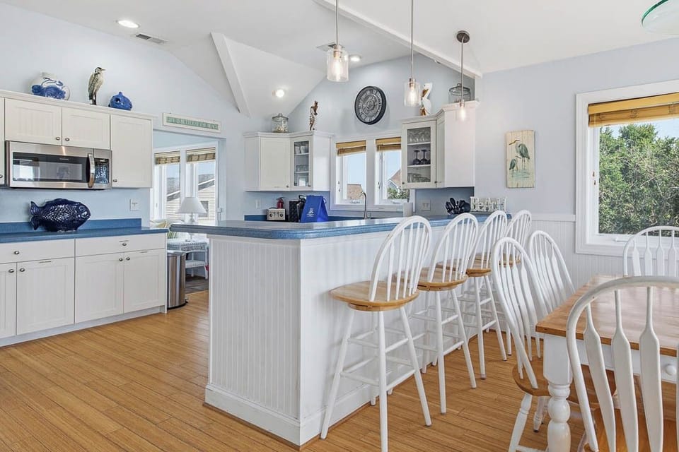 Top-Level Kitchen with Bar (seats 4)
