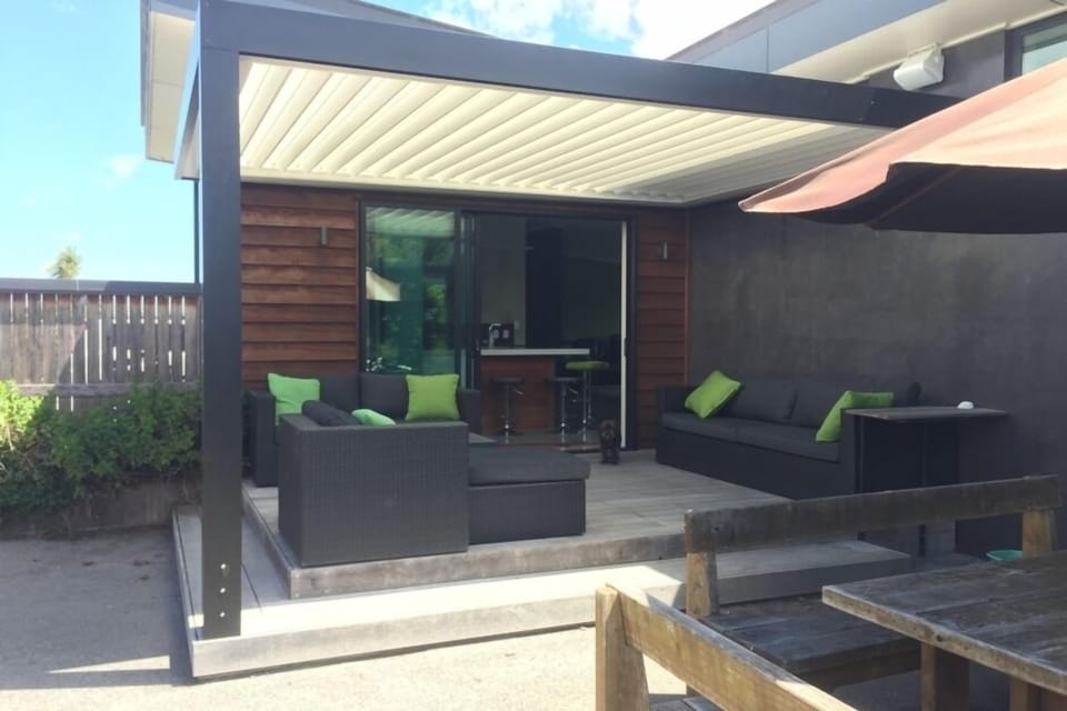 courtyard to the kitchen