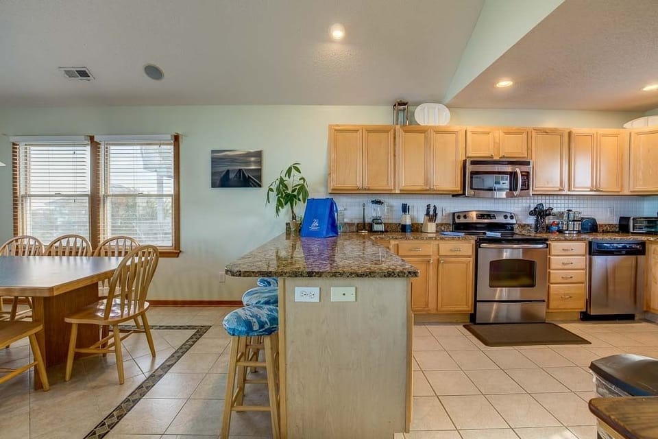 Top-Level Kitchen with Bar (seats 6)