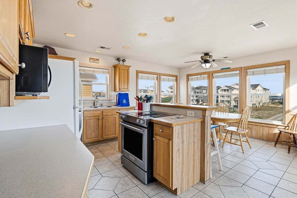 Top-Level Kitchen with Bar (seats 4)