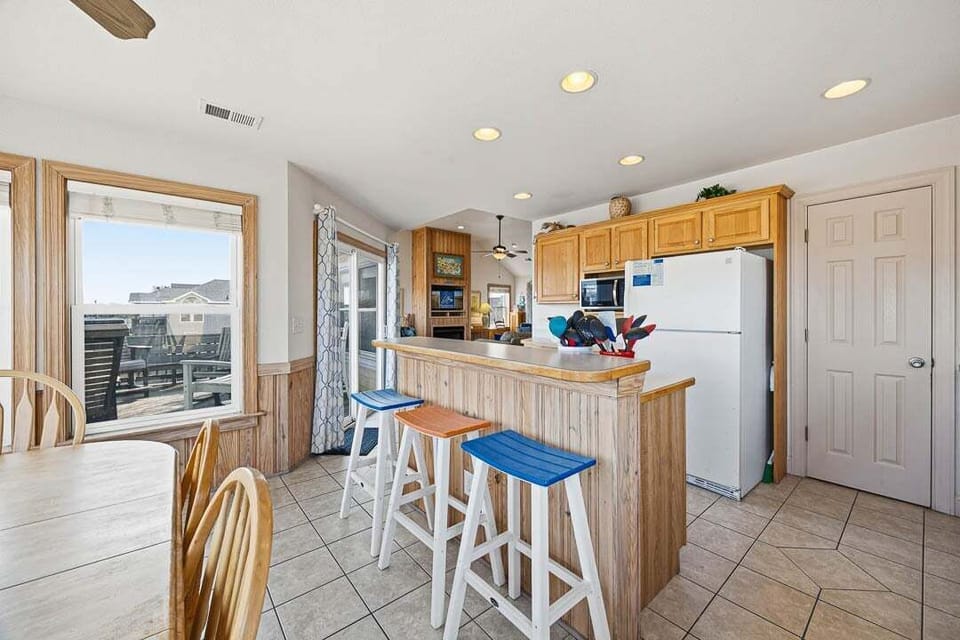 Top-Level Kitchen with Bar (seats 4)