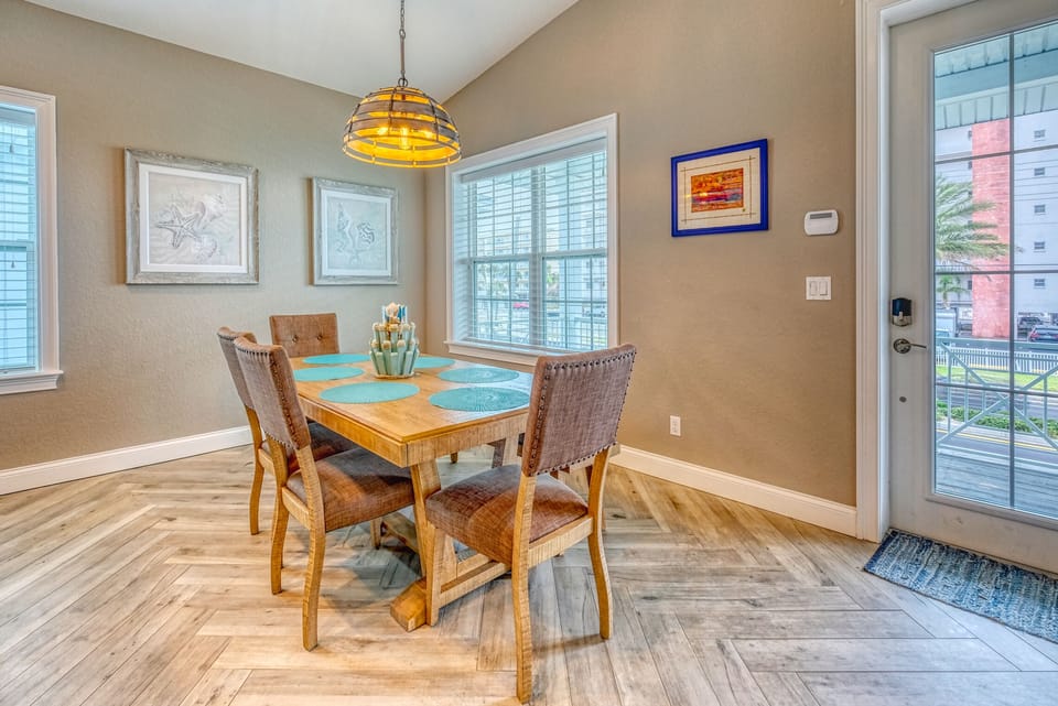 Dining Area seats 6 guests