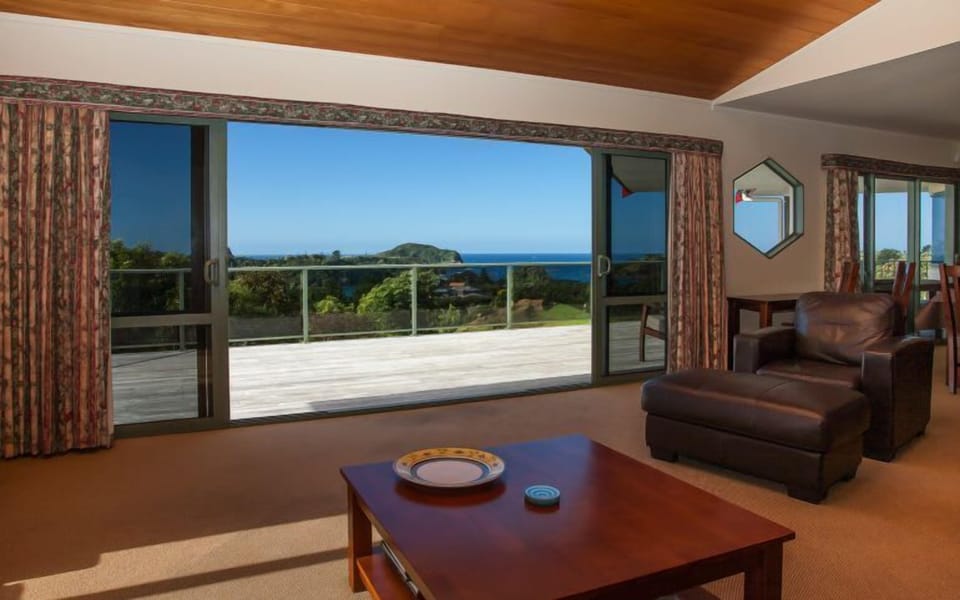 Open Plan dining/lounge area - Tutukaka Lodge