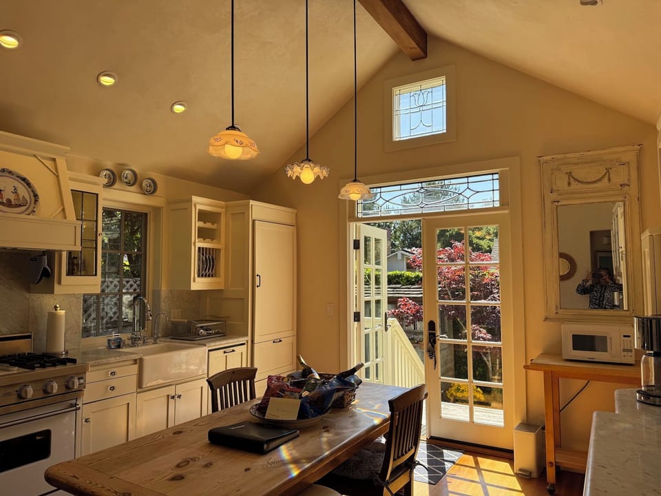Kitchen with its patio & beveled glass is great for family/friends happy hour
