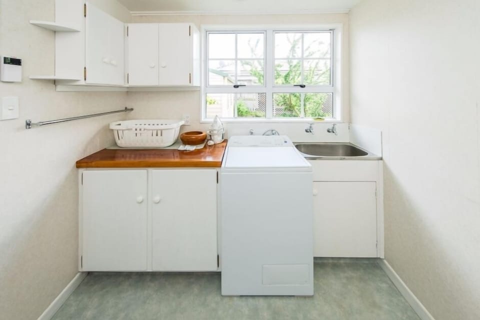LAUNDRY WITH TUB andamp; IRONING BOARD
