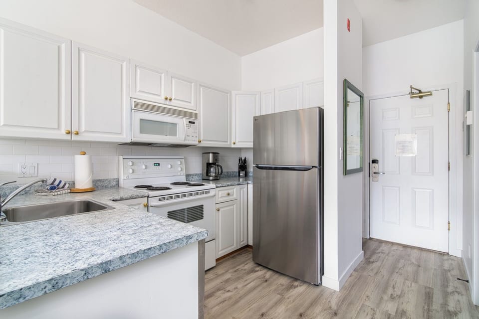 Full kitchen