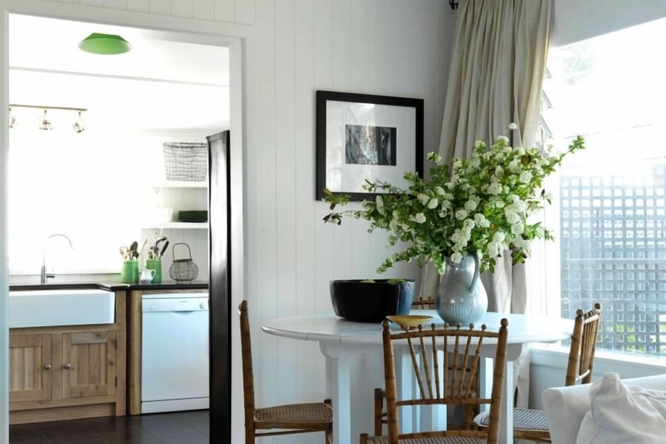 intimate cottage-style dining