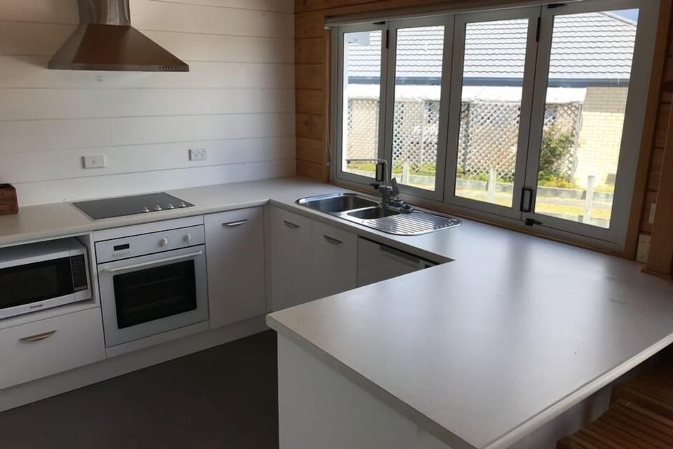 Brand new kitchen installed Nov 2017