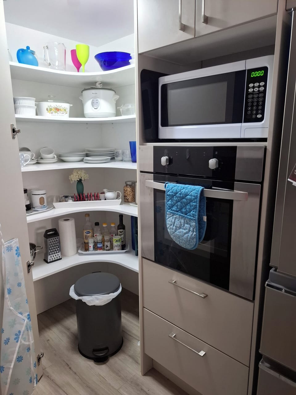 Pantry with rice cooker, crockery, basic ingredients, etc...