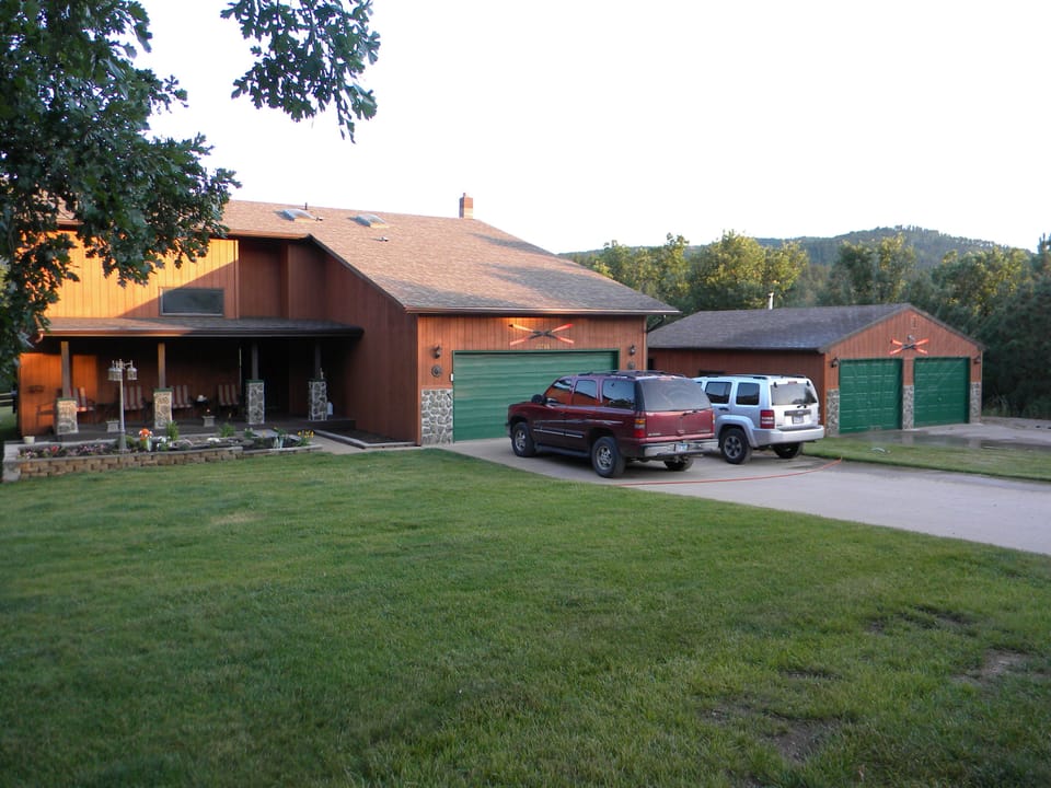 full photo - plenty of parking for atvs and trailers