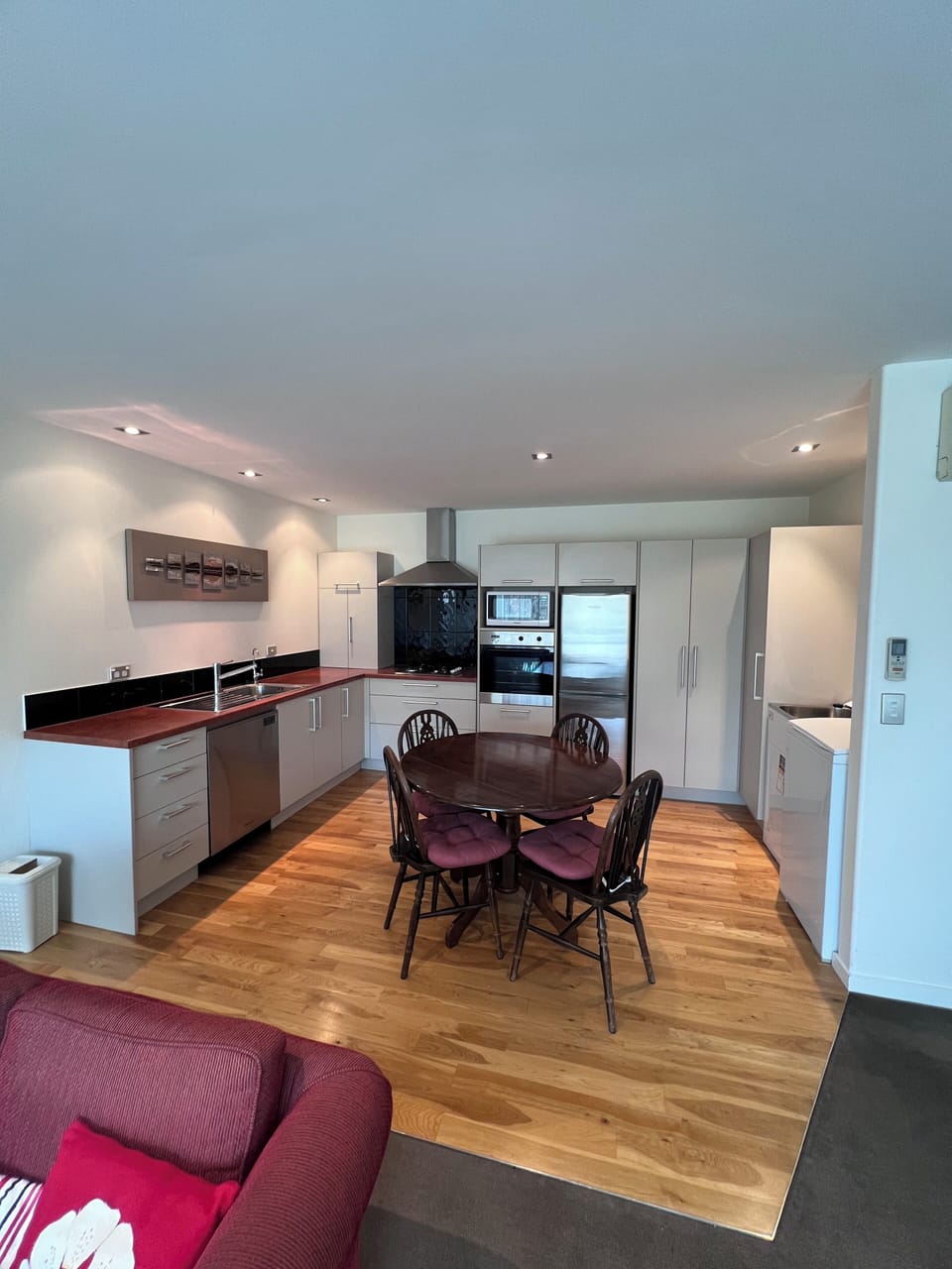 Full kitchen and laundry 