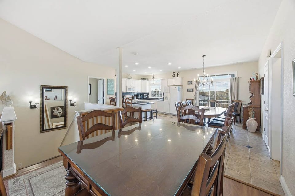 Top-Level Dining Room with Table (seats 5)