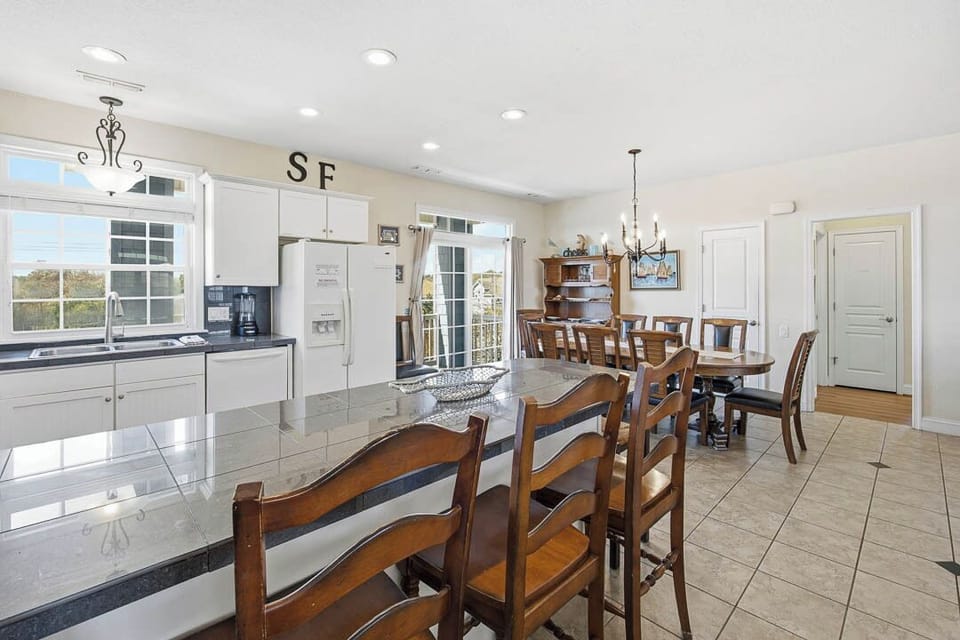 Top-Level Kitchen with Bar (seats 5)