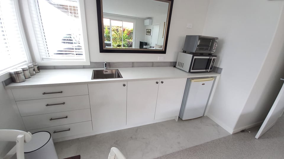 Fully equipped kitchenette: pizza oven, microwave, benchtop hotplates fridge etc