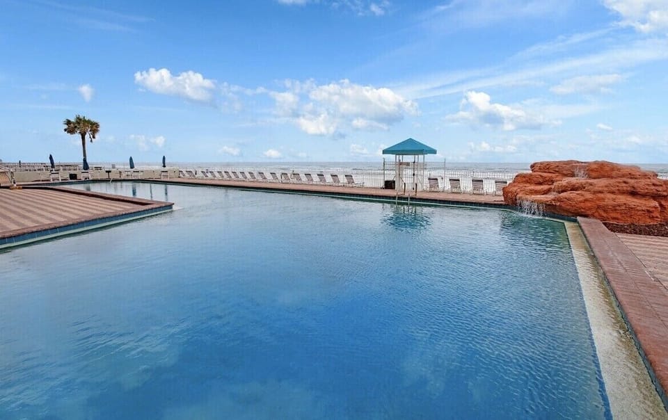 A great spot to park for the day. Pool, Hot Tub, Fountain, Beach, Waves.