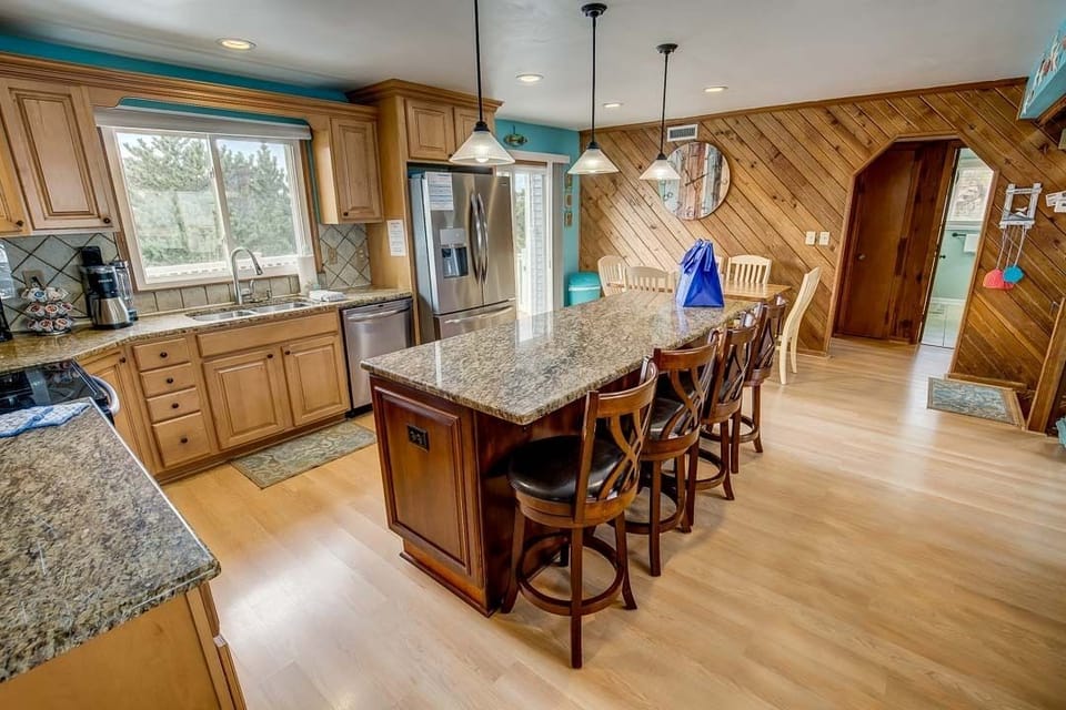Mid-Level Kitchen with Island seats 4