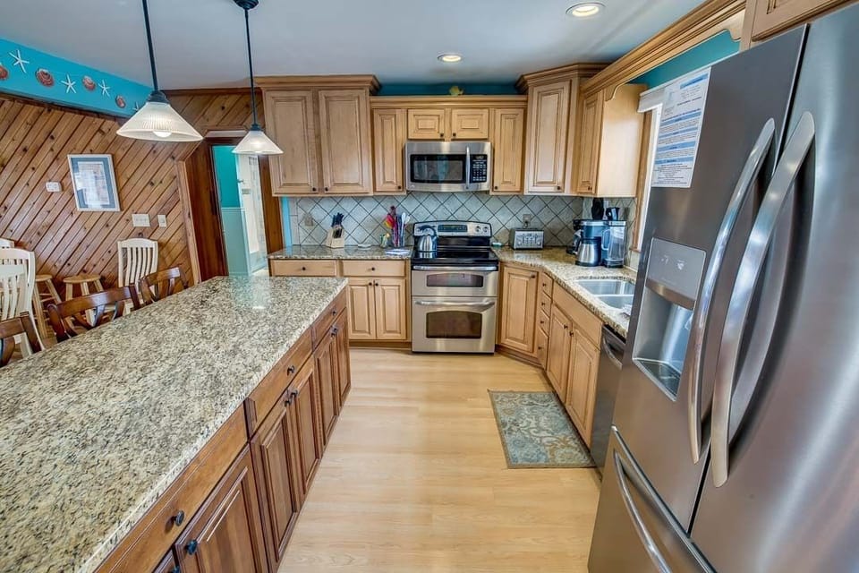Mid-Level Kitchen with Island seats 4