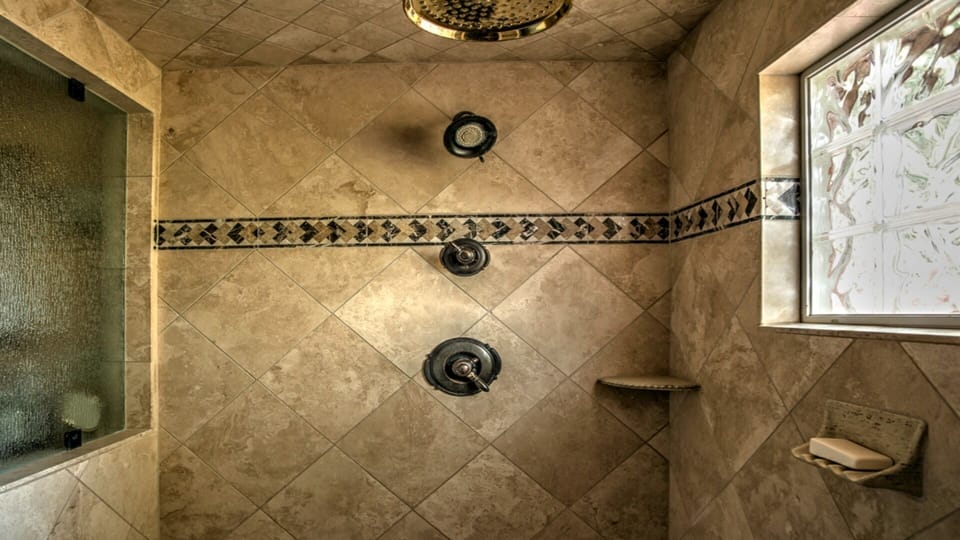 LUXURIOUS SPACIOUS SHOWER 