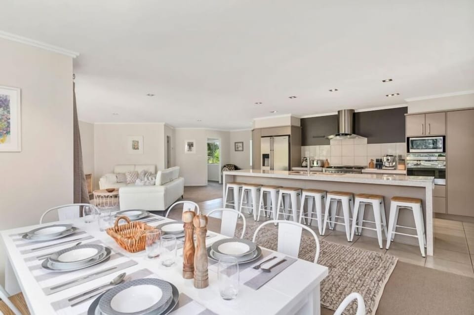 Dining area to kitchen