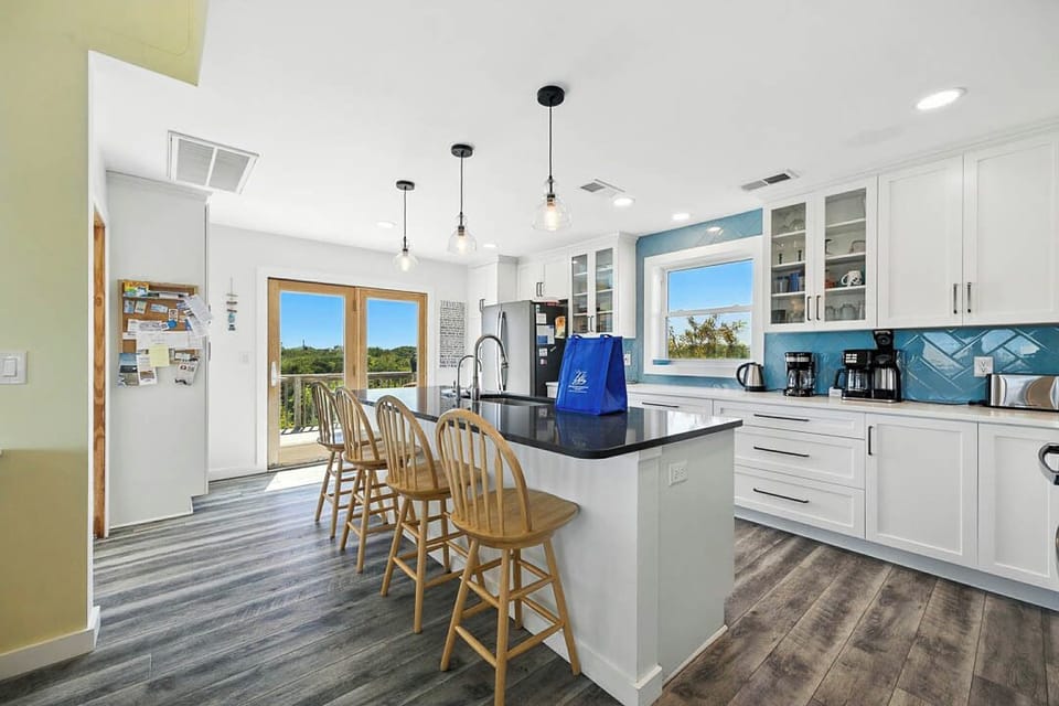 Top-Level Kitchen with Bar (seats 6)