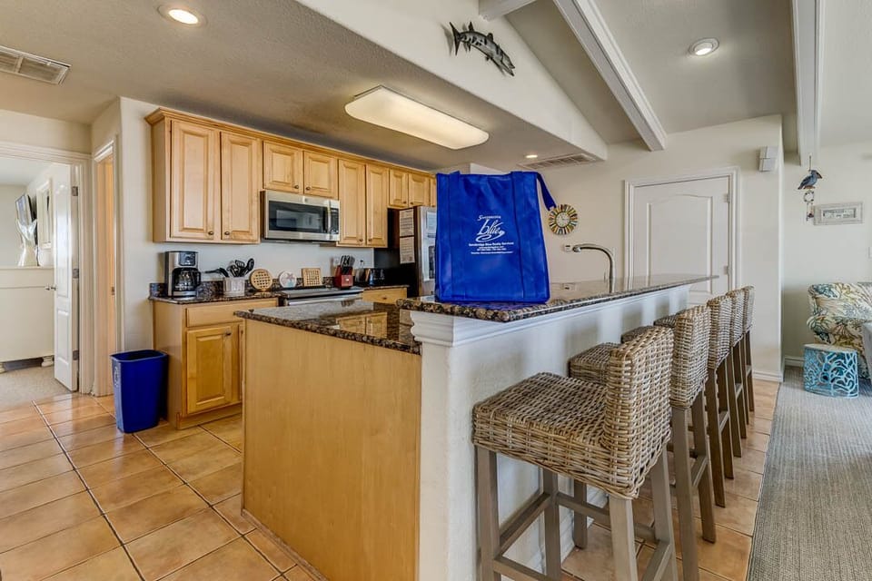 Top-Level Kitchen with Island seats 5