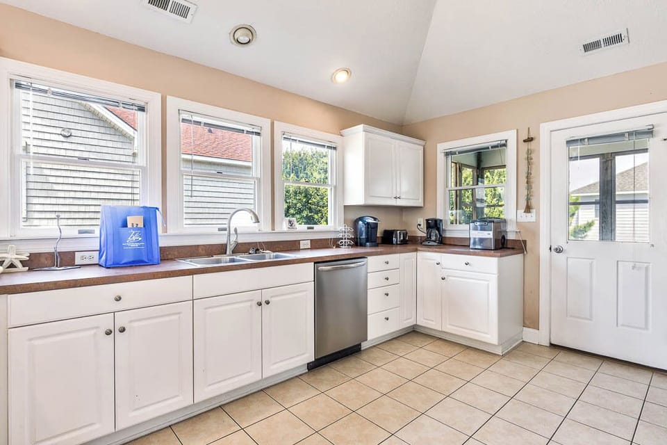 Top-Level Kitchen with Bar (seats 3)