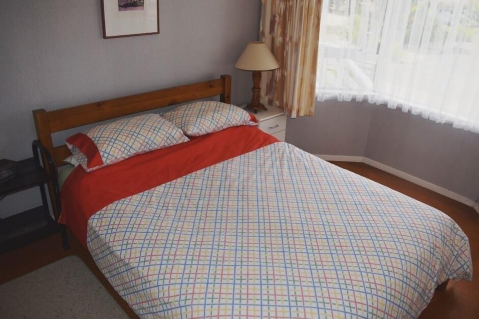 Bedroom 1 - Queen bed