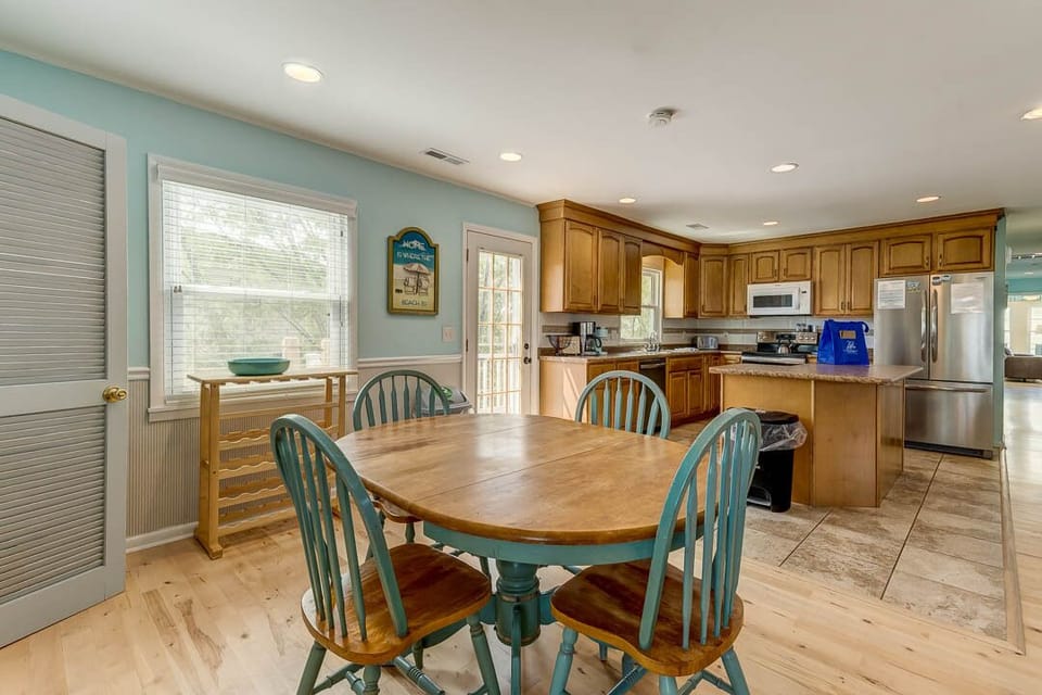 Mid-Level Additional Dining Table (seats 4)