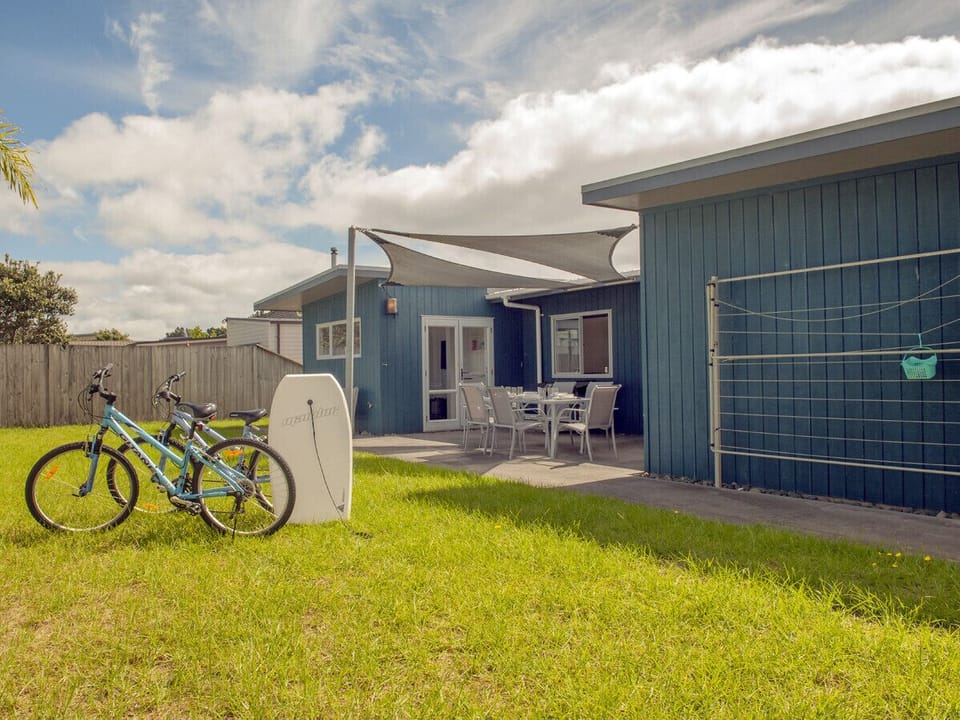 Sands Beach House - Matarangi Holiday Home Cottage in Auckland Region