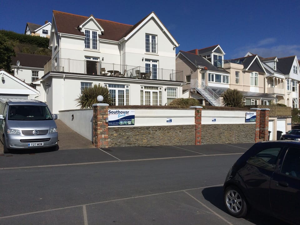 Southover Beach With 7 luxury apartments sleeping 2 - 8 pers and private parking