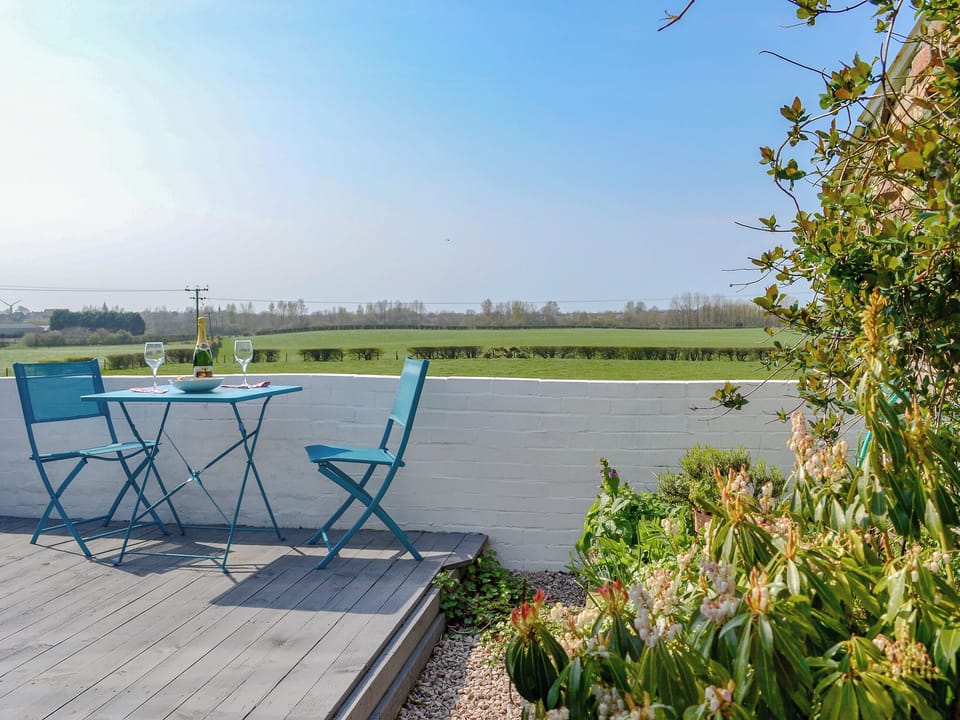 Delightful sitting out area | Honeysuckle Cottage, Dreghorn, near Irvine