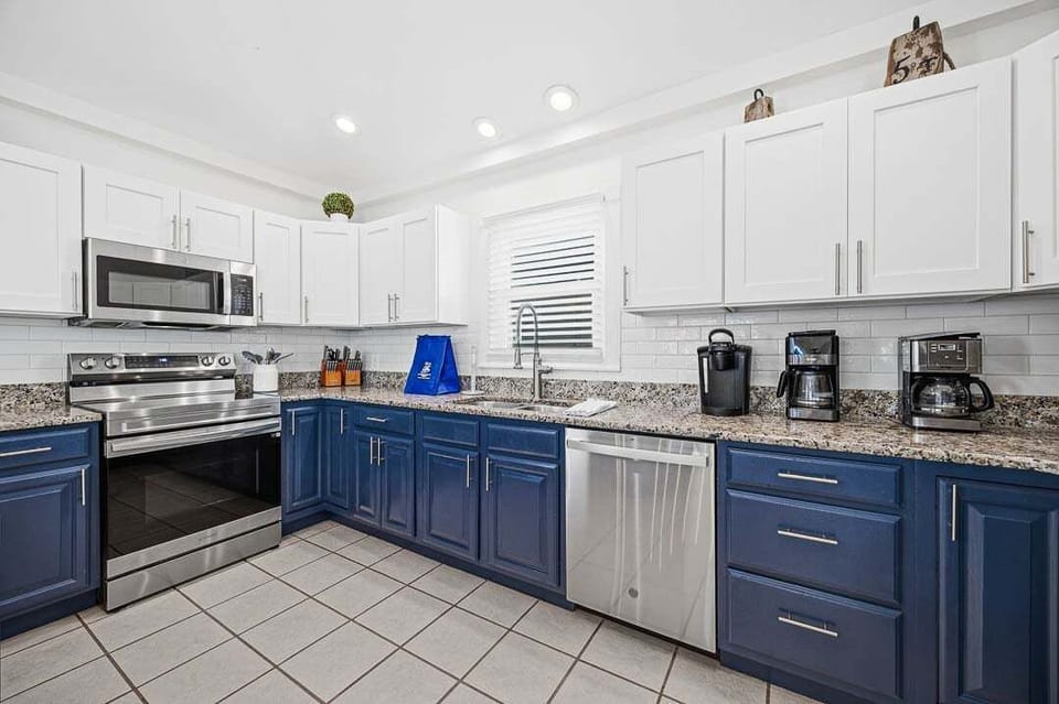 Top-Level Kitchen with Bar (seats 5)