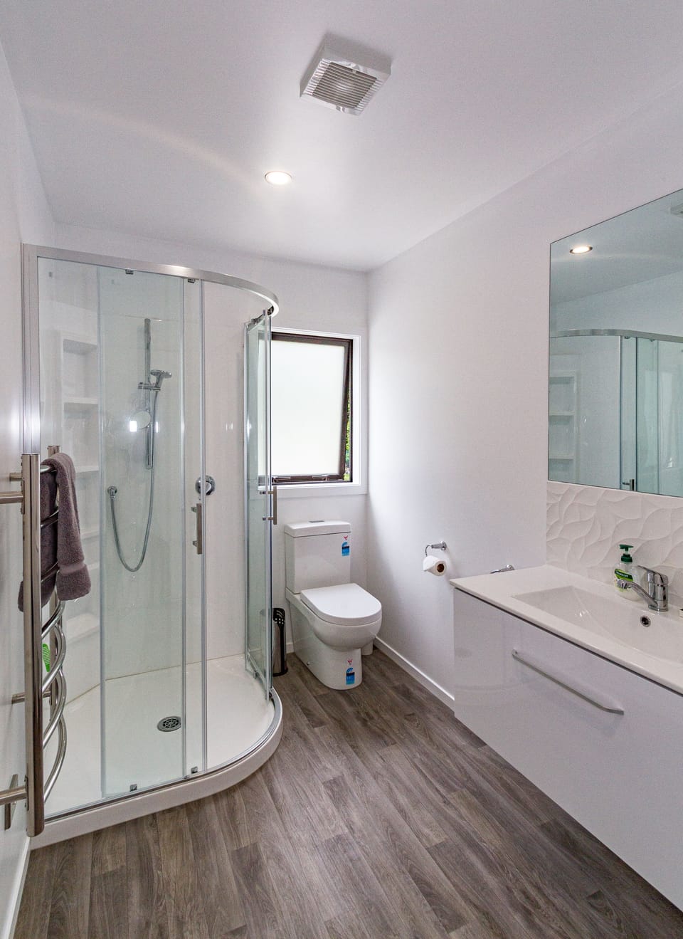 Main bathroom 