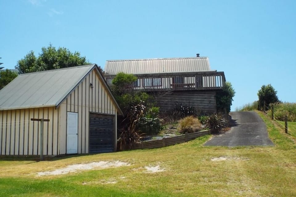 Drive on up to 'Lofty Heights on Pukehina'