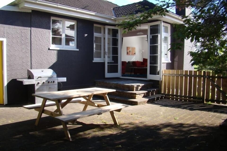 BBQ andamp; Kiwi picnic table in fenced courtyard