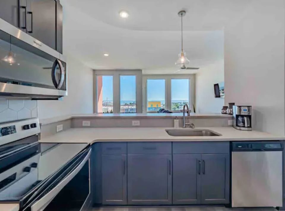 Modern and equipped kitchen with new appliances.