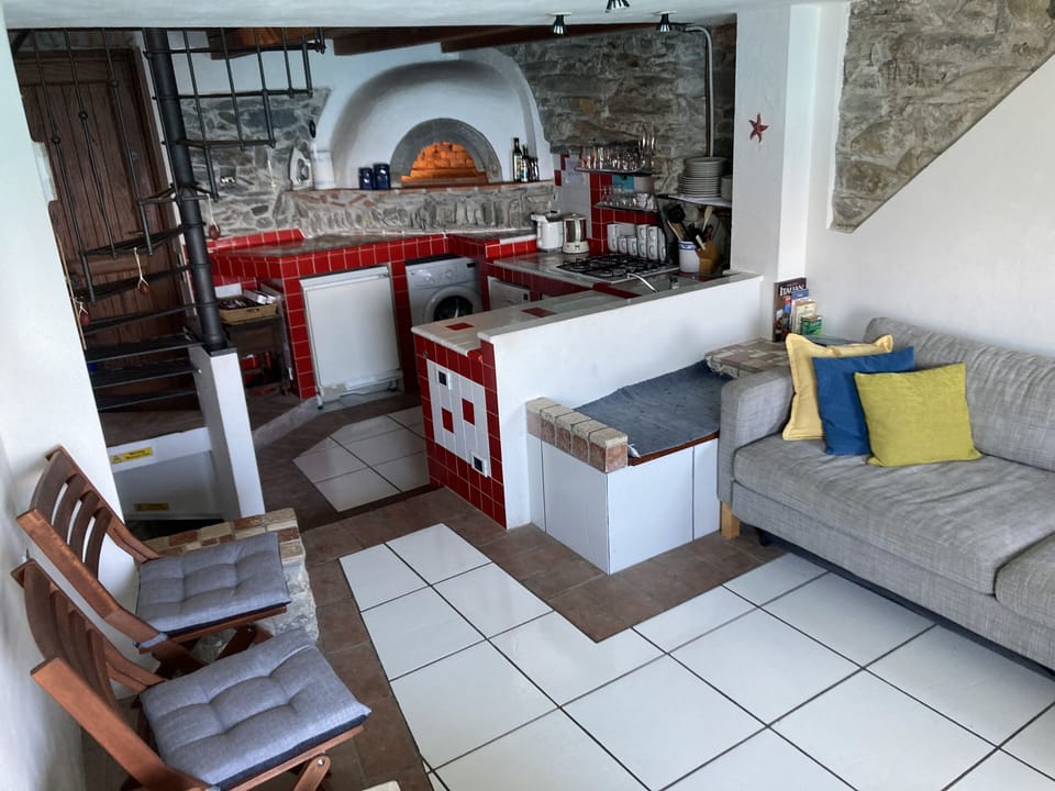 Floor 3
Living and kitchen area.