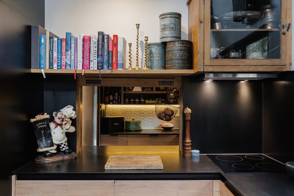 Pass through hatch to butler pantry,