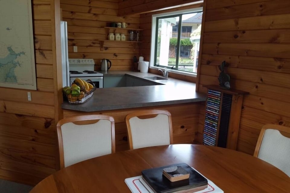 Dining room to kitchen