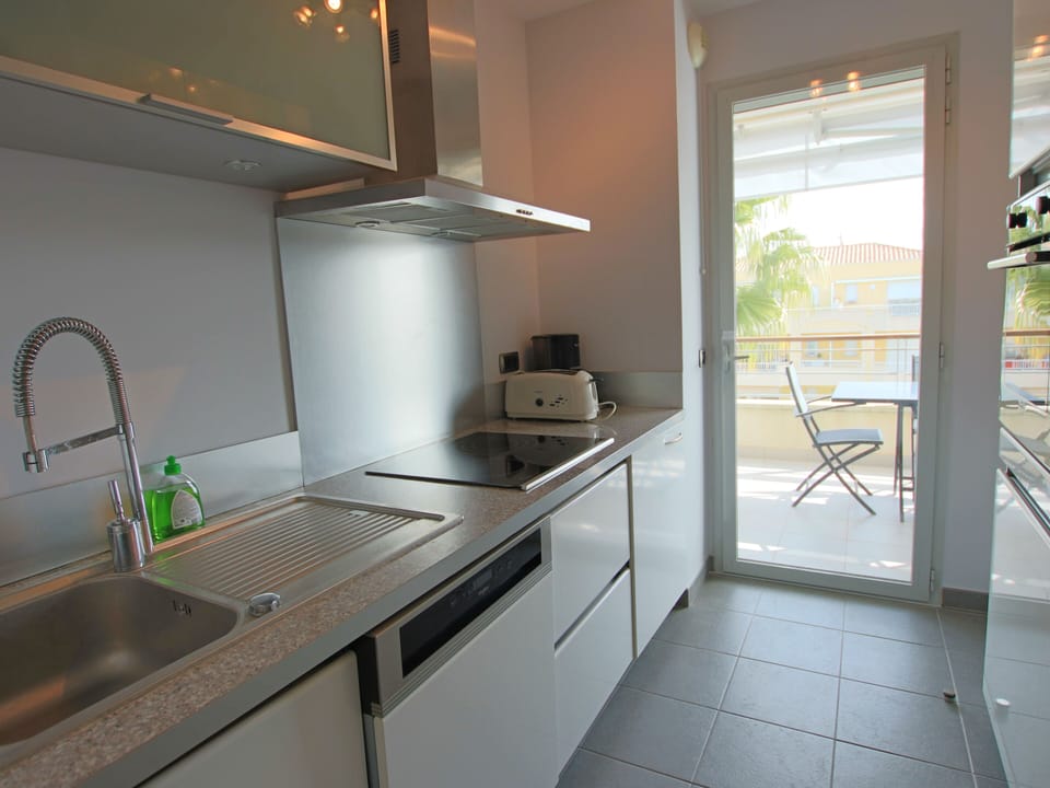 fully fitted kitchen open on the terrace