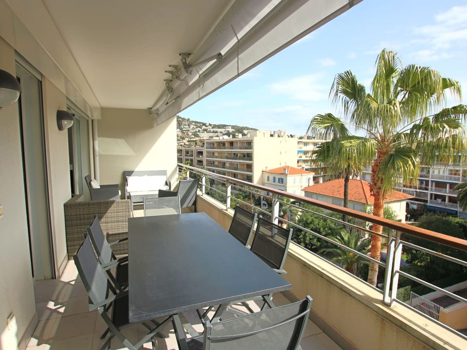 Dining table with possibility of lowering the terrace blinds