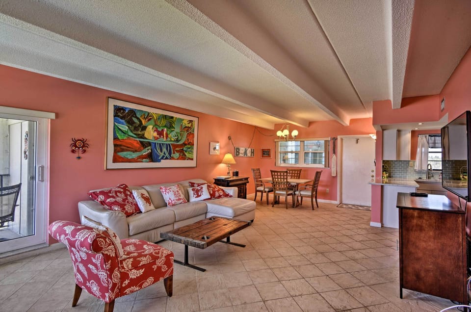 Living Room | Free WiFi | Cable TV | Central A/C