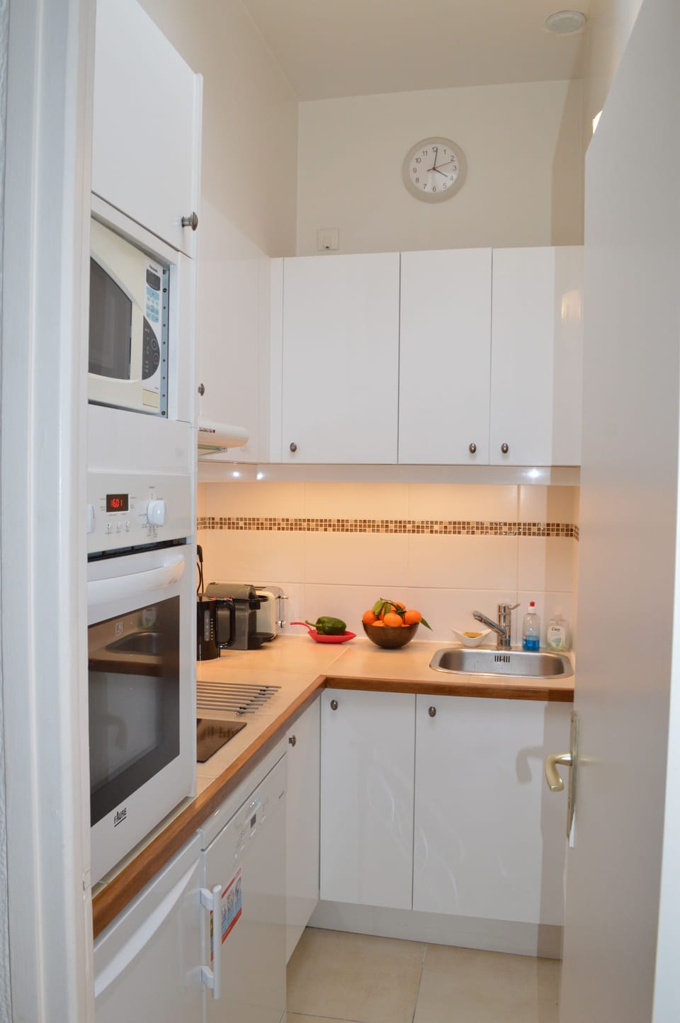 Fully equipped kitchen.