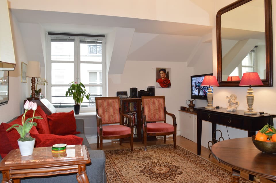 Livingroom with TV and high speed internet.