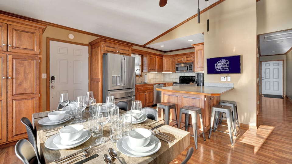 Fully stocked kitchen w/ dining for 6, kitchen island for 4, and new appliances.