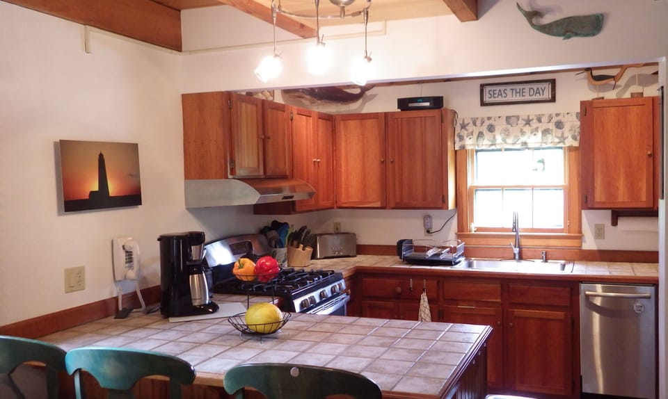 Kitchen and Breakfast Bar
