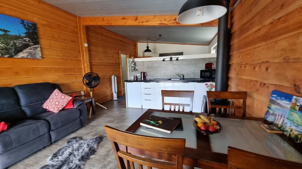 ☕ Living room & fully equipped kitchen 